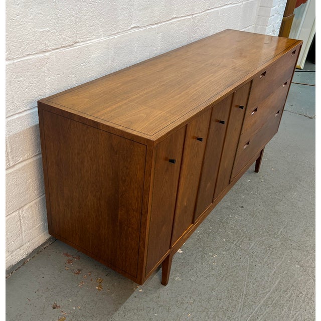 Mid-Century Early American of Martinsville Long Walnut Dresser For Sale In New York - Image 6 of 17