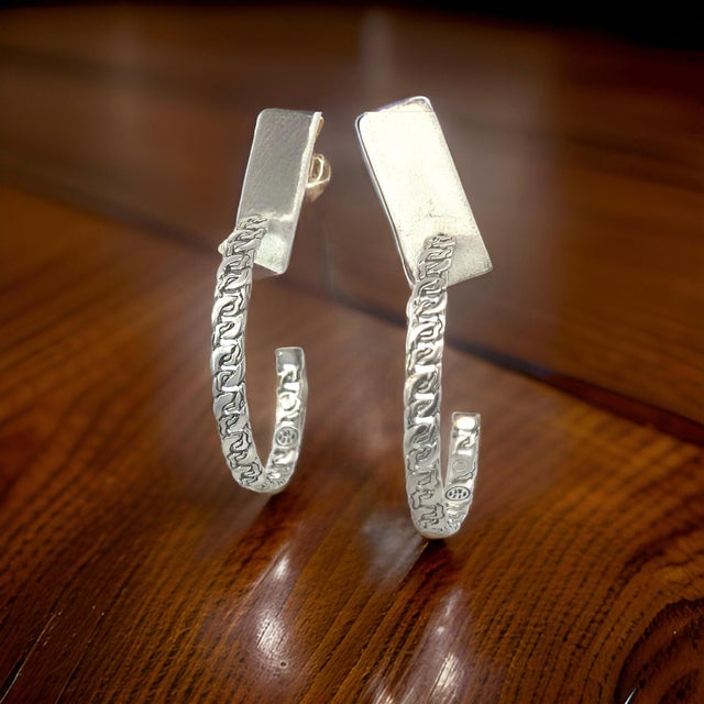 Traditional 1990s Pair of John Hardy Estate XL 2" Cable Chain Hoop Earrings Silver For Sale - Image 3 of 9