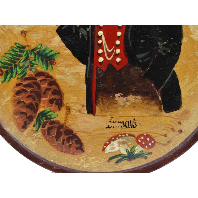Rustic European Early 20th Century Hand Painted "Das Bin Ich Meiner Gesundheit Schuldig" German Wooden Round Wall Plaque For Sale - Image 3 of 4