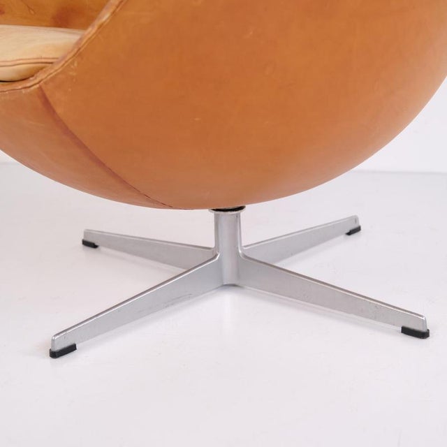 Egg Chair in Original Natural Leather by Arne Jacobsen for Fritz Hansen, 1950s For Sale - Image 9 of 14
