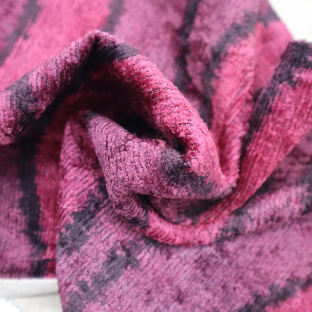 ● 100% silk velvet material making the throw pillows super soft and cozy with a delicate touch and giving your room a more...