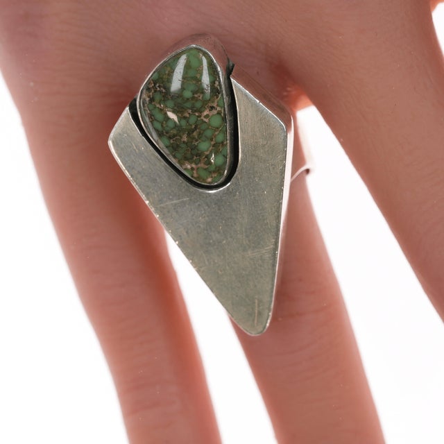 Contemporary sz6.75 Delbert Vandever Navajo silver and high grade variscite ring For Sale - Image 3 of 7