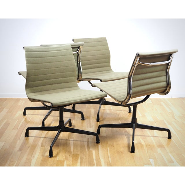 Alu Chair EA 105 in Hopsack in Khaki by Charles and Ray Eames for Vitra, 1980s For Sale - Image 10 of 11