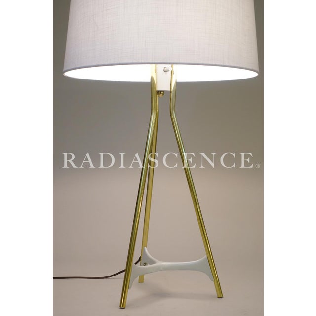 1950s Lightolier Gerald Thurston Atomic Modern Futuristic Tripod Brass Table Lamp 1950's For Sale - Image 5 of 12