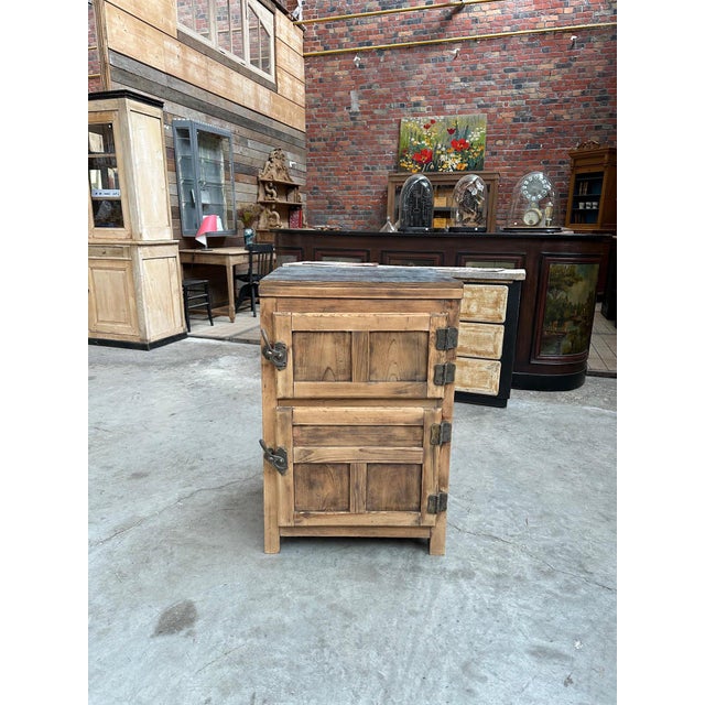 This icebox dating from the 1920s has been completely restored. It has two doors opening onto storage spaces made of wood...