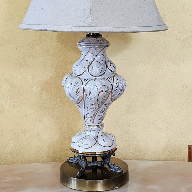 Mid 20th Century Vintage Italian Capodimonte Style Porcelain Table Lamp With Scrollwork & Bronze-Tone Base For Sale - Image 5 of 18
