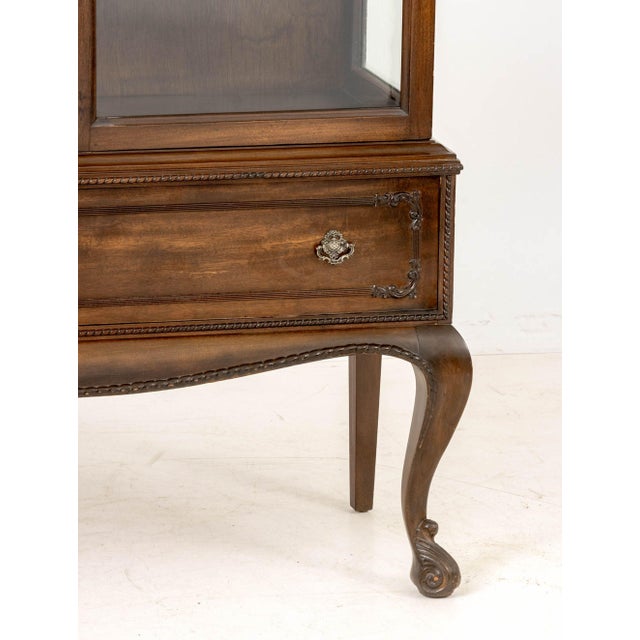 Mid 20th Century Queen Anne Style Mahogany Display Cabinet For Sale - Image 5 of 7