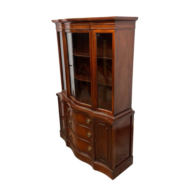 Vintage Federal Style Bow Front Mahogany China / Display Cabinet For Sale In Greensboro - Image 6 of 11