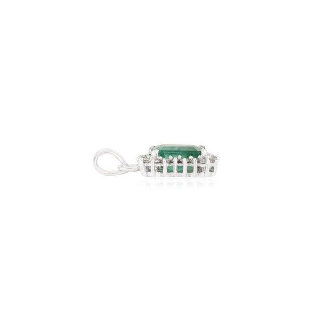 Minimalism Certified 9.3 Ct Natural Emerald Pendant With Diamond Halo in 925 Silver For Sale - Image 3 of 11