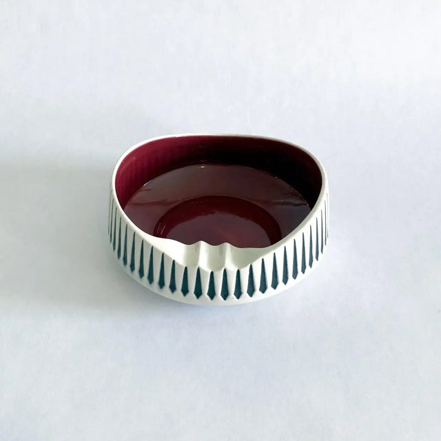 1960s Hornsea Pottery John Clappison Vide Poche in White, Burgundy, Black, 1960s For Sale - Image 5 of 7