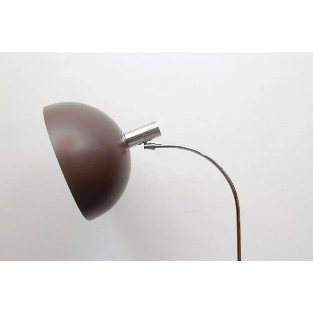 70s floor lamp with brown metal shade. The shade can be swiveled. with switch in the shade. (Diameter 38cm) Chromed...