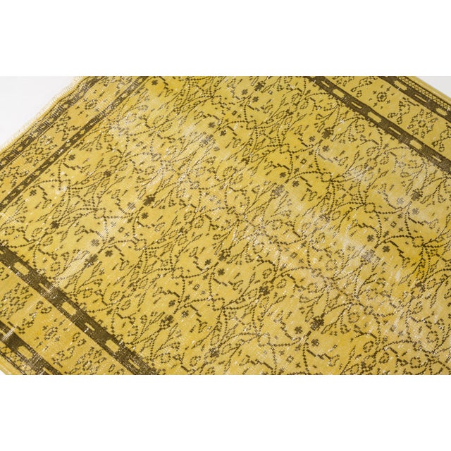 1950s Mid 20th Century Oushak Faded Yellow Rug For Sale - Image 5 of 10
