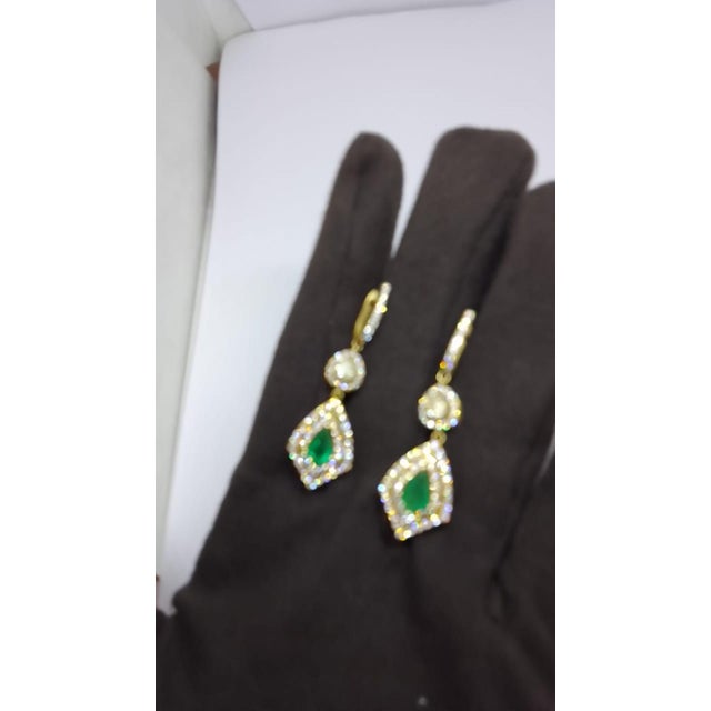 New 18k Gold Diamond and Emerald Stud Earrings, 2.06ct Total Weight For Sale In New York - Image 6 of 8