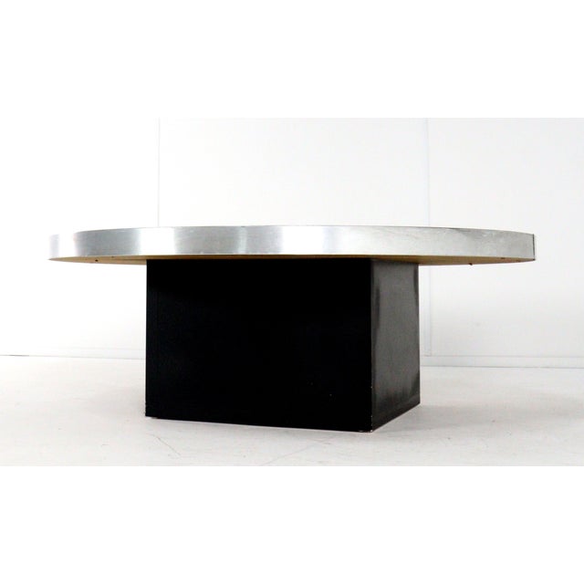 Ronde salontafel in de stijl van Willy Rizzo – ca. jaren 70 Elegante ronde salontafel uitgevoerd in gelakt hout met een...