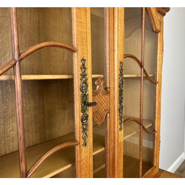 French Louis XVI Display Cabinet in Oak For Sale - Image 5 of 15