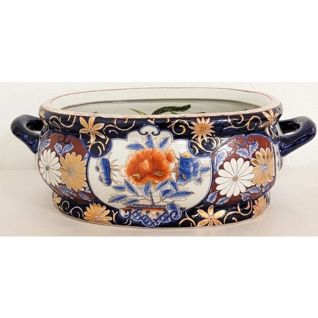 Great for gifting or home decor! This is a lovely Chinese Export style footbath. It is hand painted and has gilt accents....