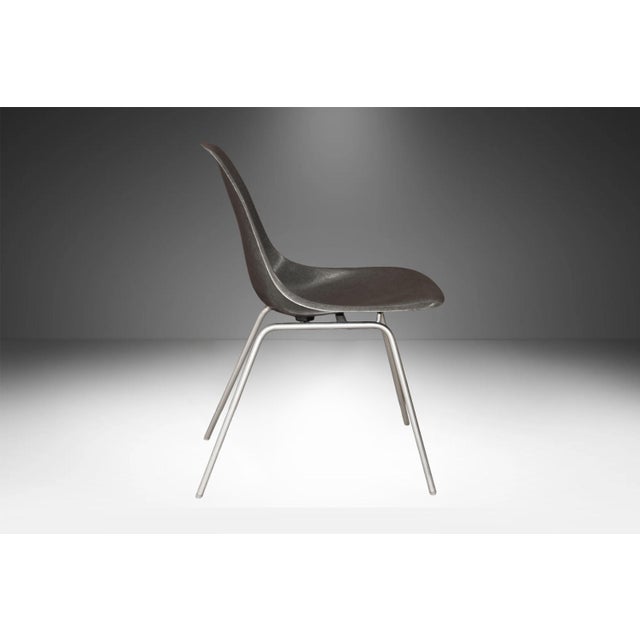 Mid-Century Modern Herman Miller Eames Molded Fiberglass Shell Side Chair For Sale - Image 3 of 11