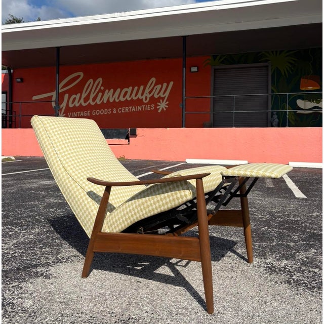 James Inc. Restored Mid Century Milo Baughman for James Inc Recliner For Sale - Image 4 of 10