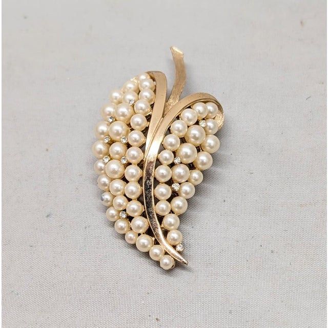 Trifari Vintage Signed Crown Trifari Goldtone Faux-Pearl & Clear Rhinestone Brooch For Sale - Image 4 of 6