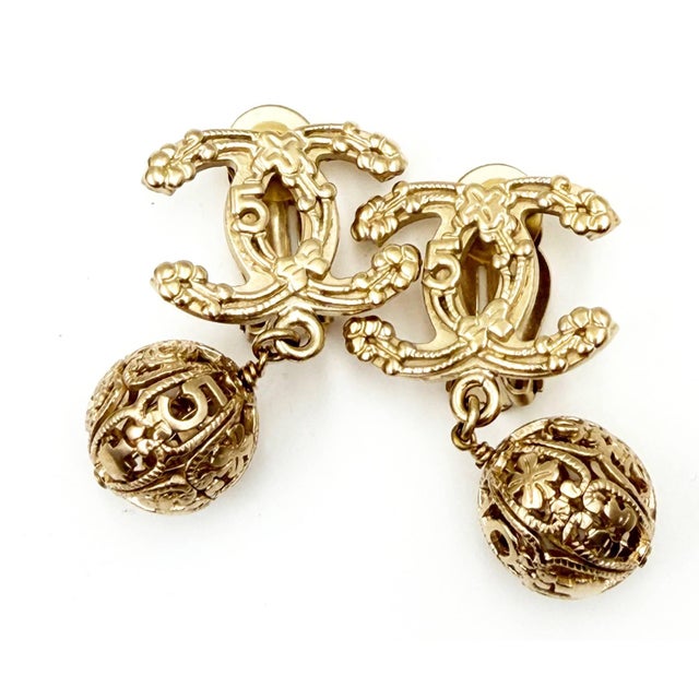 Contemporary Chanel Light Gold Clover 5 CC Filigree Ball Dangle Large Clip on Earrings, A Pair For Sale - Image 3 of 6