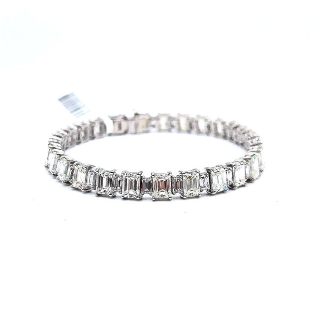 White 17.80 Ct Emerald Cut & Baguette Diamond Bracelet For Sale - Image 8 of 8
