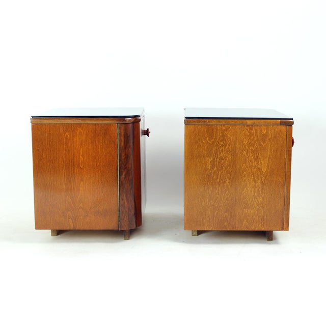 1940s Art Deco Bedside Tables in Walnut and Black Glass, Czechoslovakia, 1940s, Set of 2 For Sale - Image 5 of 11