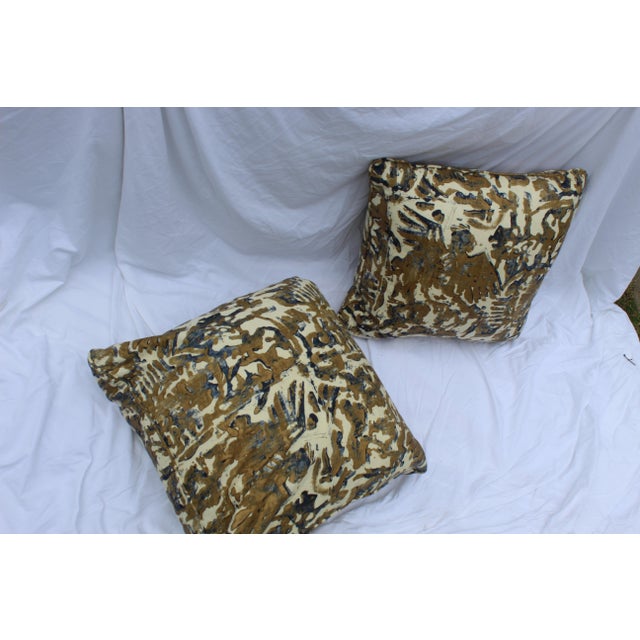 Early 21st Century Contemporary Printed Linen Navy Blue and Bronze Down Pillows - a Pair For Sale - Image 5 of 12