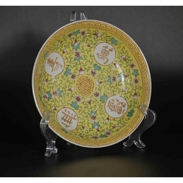 Chinese ceramic plate, China 19th century, probably realized in the reign of Guangxu during the Qing Dynasty. Floral...