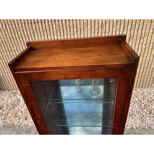 Antique Mission Style Tiger Oak Curio Display Cabinet with Light For Sale In Washington DC - Image 6 of 12