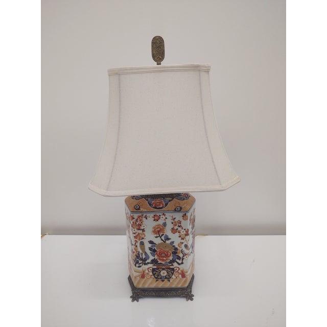 Ceramic 1990s Wildwood Chinoiserie Handpainted Hextagional Lotus Arts Lamp- A Pair For Sale - Image 7 of 14