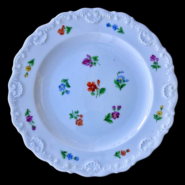 Antique Meissen porcelain plate in the classic “Scattered Flowers” (Streublumen) pattern, featuring a hand-painted array...