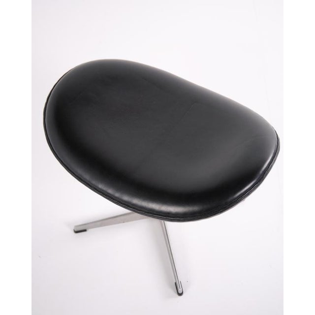 Egg Ottoman in Black Elegance Leather by Arne Jacobsen for Fritz Hansen, 2006 For Sale - Image 6 of 8