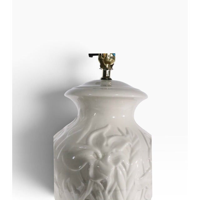 Late 20th Century Decorative White Ceramic Raised Foliate Design Table Lamp For Sale - Image 14 of 18