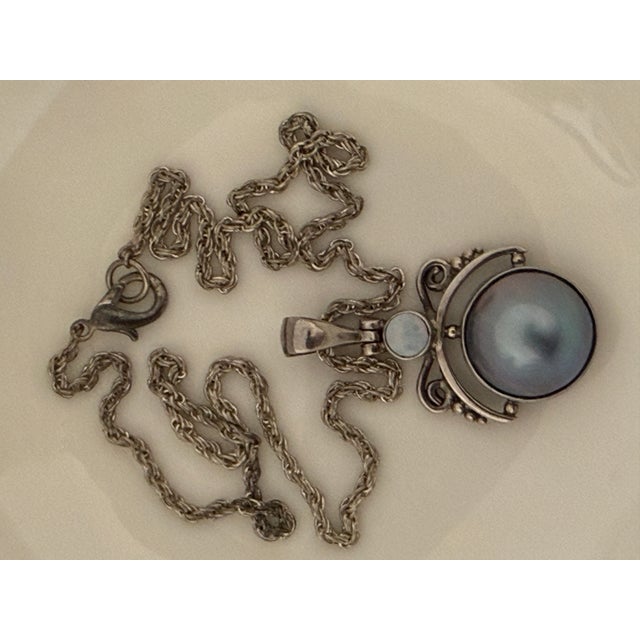 Mid 20th Century Vintage 925 Sterling Silver Pendant Necklace Featuring a Large Iridescent Pearl and a Smaller Gemstone For Sale - Image 5 of 6