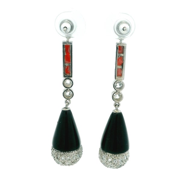1990s Pair of French Art Deco Revival Platinum Diamond Coral Onyx Drop Earrings For Sale In Miami - Image 6 of 12