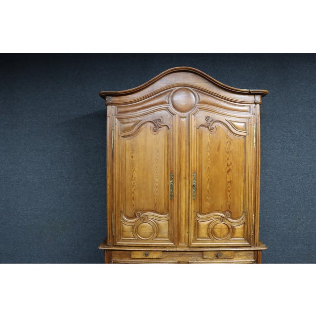 18th Century French Provincial Pine Linen Press Cabinet For Sale In Philadelphia - Image 6 of 13
