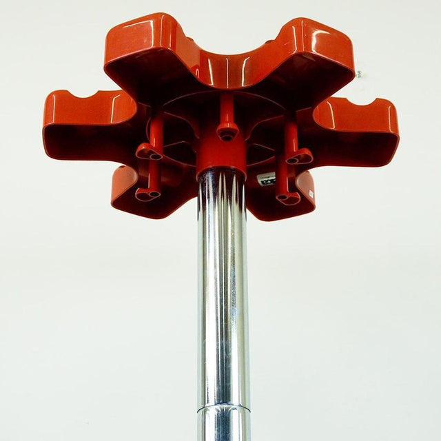 1970s Red Plastic and Chrome Vip Coat Rack attributed to Lucci and Orlandini for Velca, Italy, 1970s For Sale - Image 5 of 10