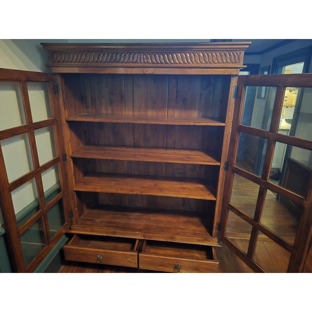 Traditional Arhaus Venetian-Style Oak Display Cabinet, Early 2000s – Two-Door Glass Front With Carved Cornice For Sale - Image 3 of 3