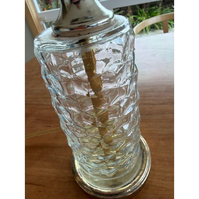 1960s Vintage Mid-Century Modern Hexagon Pattern Clear Glass Table Lamp with Brass Bas For Sale - Image 5 of 6