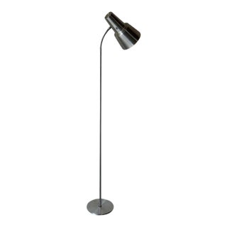 1950s Mid-Century Modern Metal Floor Lamp With Adjustable Gooseneck Shade For Sale