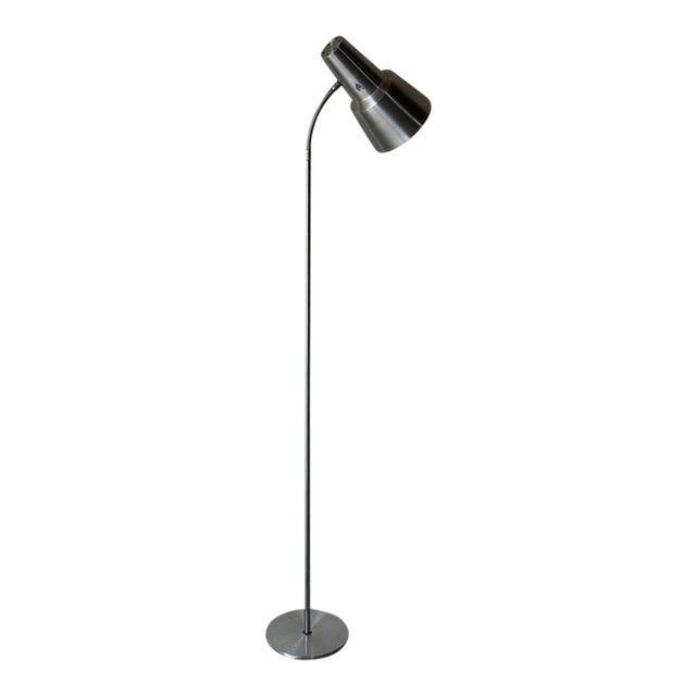 1950s Mid-Century Modern Metal Floor Lamp With Adjustable Gooseneck Shade For Sale