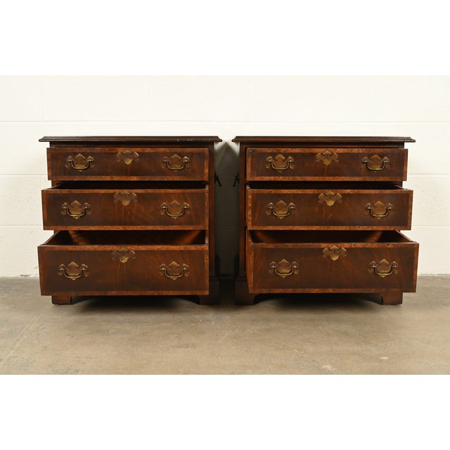 Baker Furniture Style Georgian Banded Flame Mahogany and Burlwood Three-Drawer Bedside Chests, Pair For Sale In South Bend - Image 6 of 14