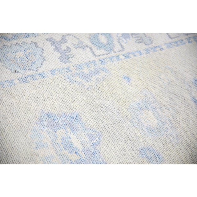 This modern Turkish Oushak rug is a stunning piece of art that has been handwoven using traditional techniques by skilled...