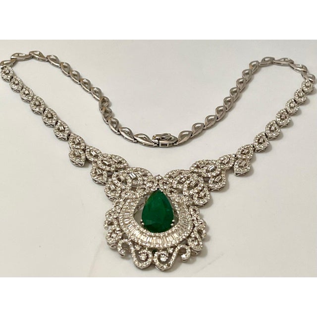 Emerald 11 Ct Pear Shape Zambian Natural Emerald & 17 Ct Diamond Necklace 18 Karat Gold For Sale - Image 8 of 18