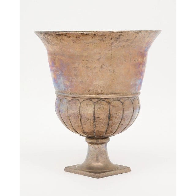 Important champagne bucket, French, from the Art deco period. This piece is made of silver plated copper. The champagne...