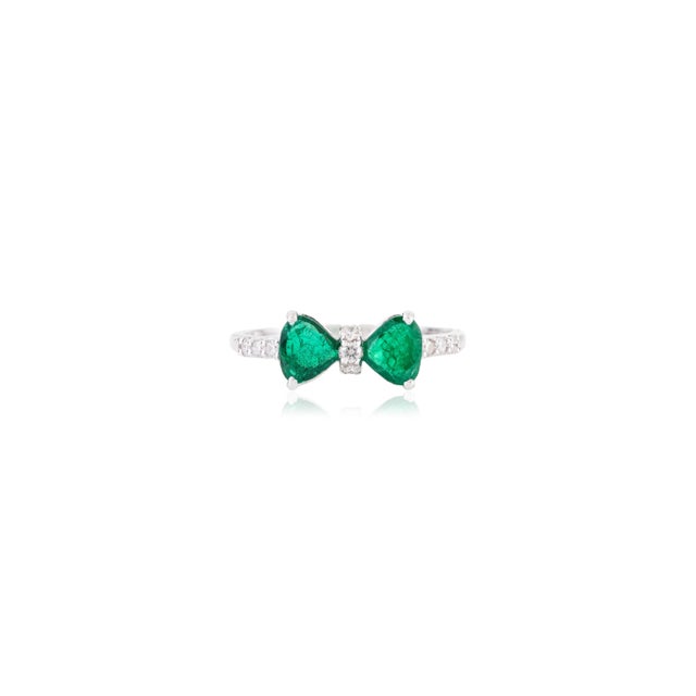Natural Trillion Cut Emerald Diamond Bow Ring Size 6 in 14k White Gold For Sale - Image 4 of 14