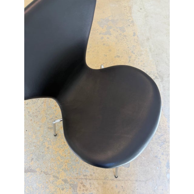Series 7 Upholstered Chair in Black Genuine Leather by Arne Jacobsen for Fritz Hansen For Sale - Image 10 of 13