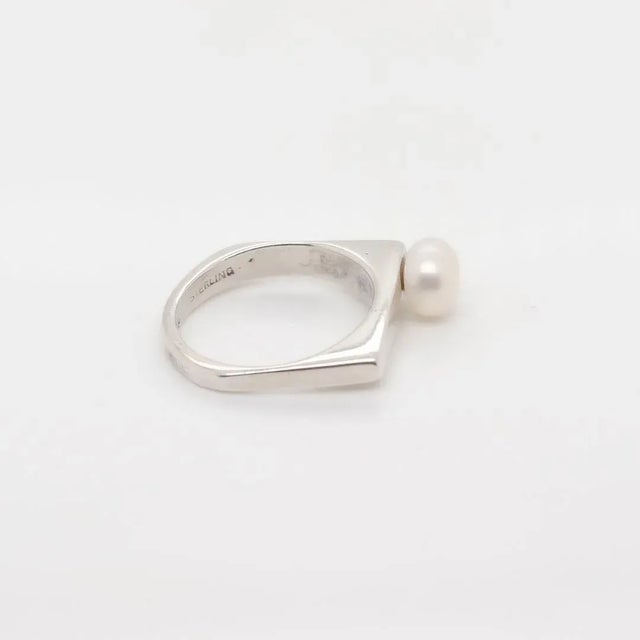Silver Vintage Signed Wesley Emmons Bar Top Modernist Sterling Silver & Button Pearl Ring Size 5.5 For Sale - Image 8 of 12
