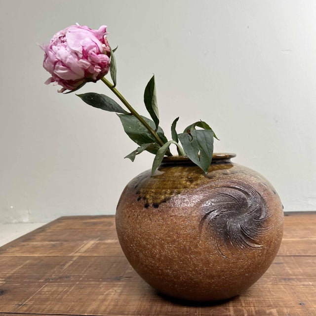Mid-Century Shigaraki Ikebana Flower Vase by Yagi Tōdō, Japan, 1970s For Sale - Image 9 of 14