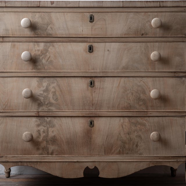 American Bleached Sheraton Chest of Drawers, c.1810 For Sale - Image 3 of 14